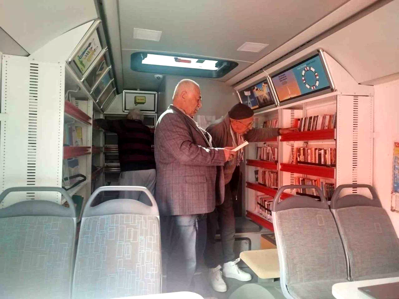 Bayburt’ta ‘Gezici Kütüphane’ huzurevi sakinleriyle buluşturuldu