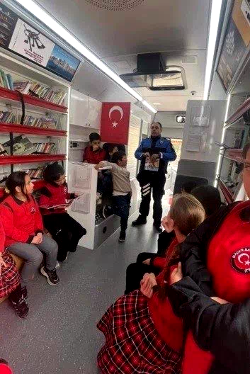 Bayburt’ta ‘Gezici Kütüphane’ köy köy geziyor
