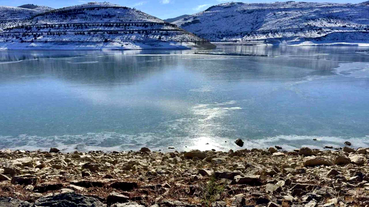 Bayburt’ta gölet buz tuttu, soğuk hava etkisini artırdı