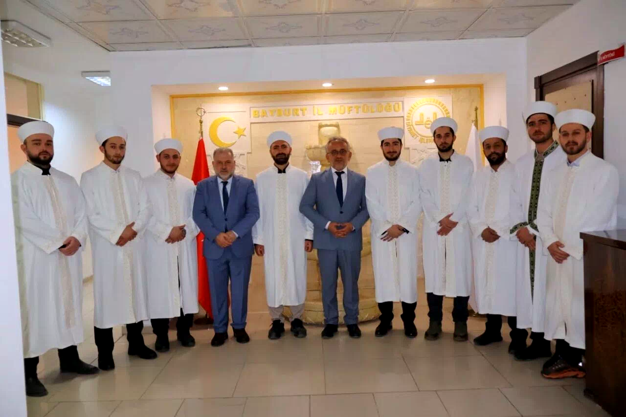 Bayburt’ta göreve başlayan imam hatiplere cübbe töreni