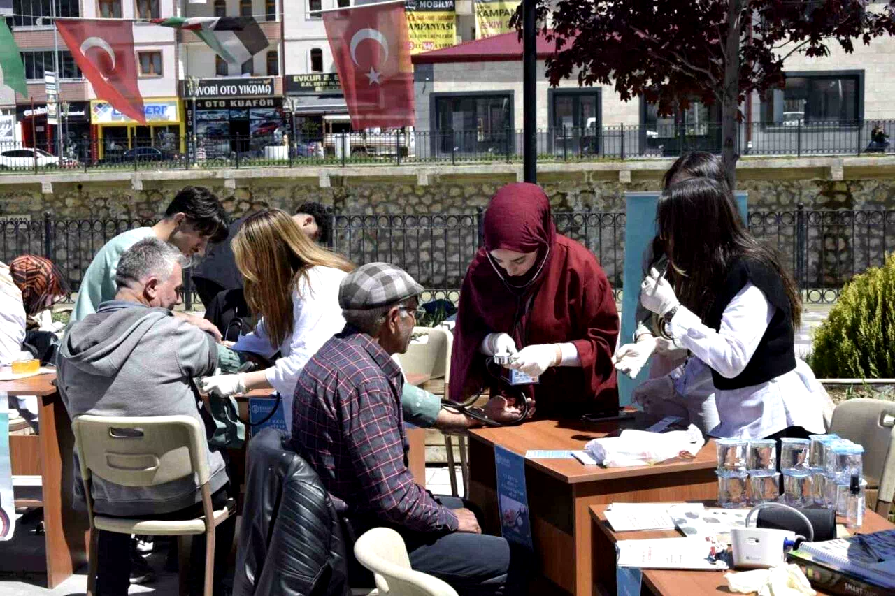 Bayburt’ta ‘Hipertansiyon Günü’ kapsamında vatandaşların tansiyonları ölçüldü