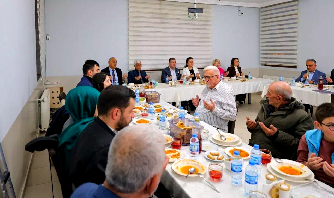 Bayburt’ta huzurevi sakinleriyle gönül sofrası kuruldu