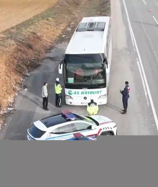 Bayburt’ta Jandarma Trafik Denetiminde Emniyet Kemeri Kontrolleri Yapıldı.