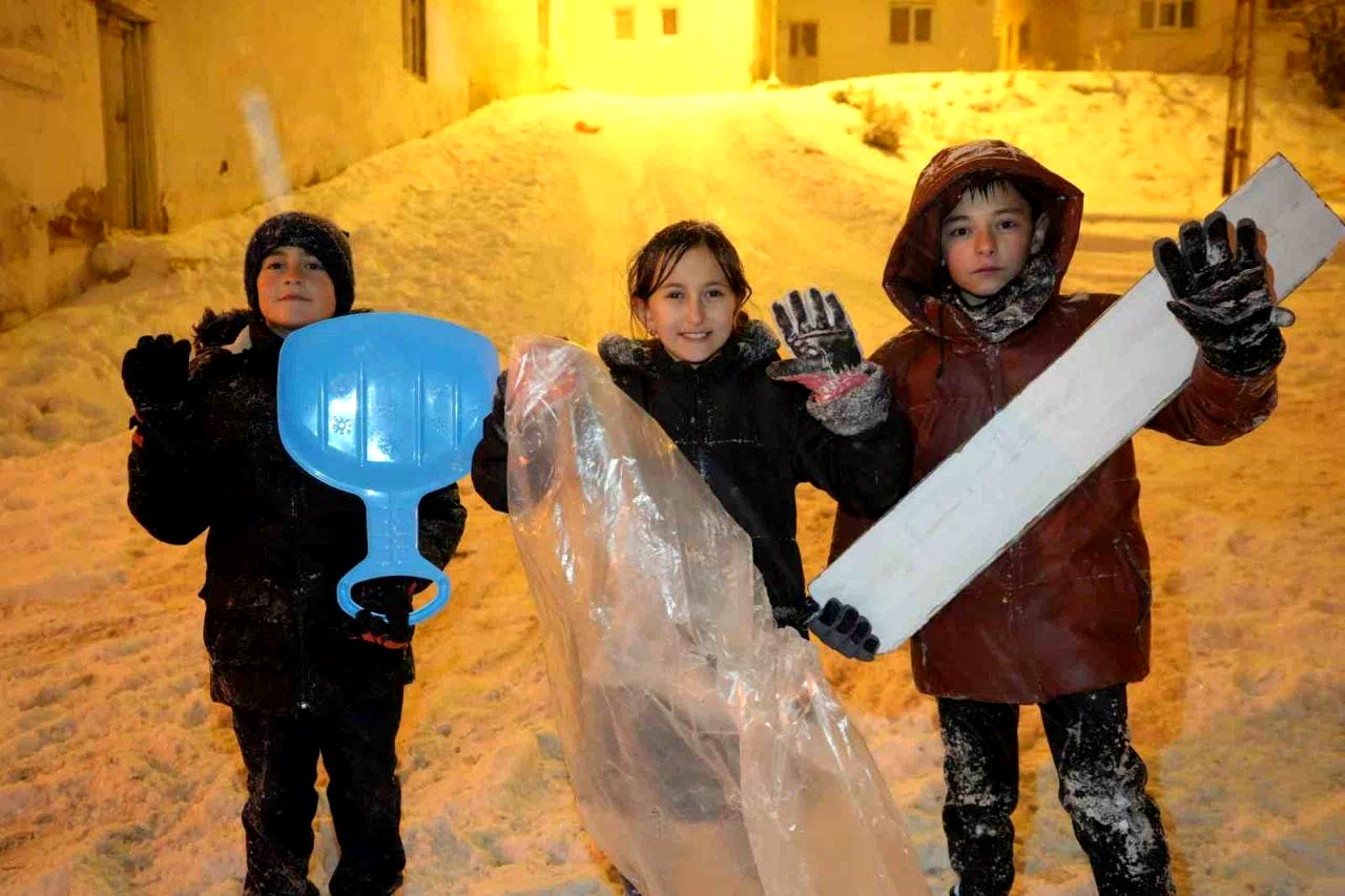 Bayburt’ta kar tatilini fırsat bilen çocuklar soluğu dışarıda aldı