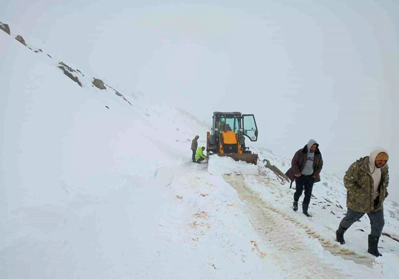 Bayburt’ta kar ve fırtına çobanı yaylada yakaladı: Sürüsüyle fırtınada mahsur kalan çoban kurtarıldı