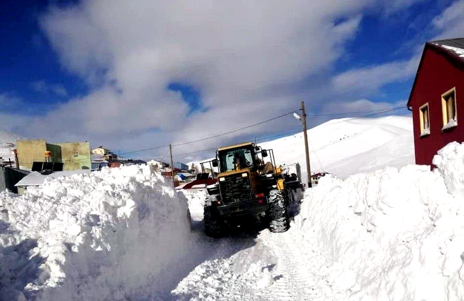 Bayburt’ta kar ve tipiden kapanan 70 köy yolunda çalışmalar sürüyor