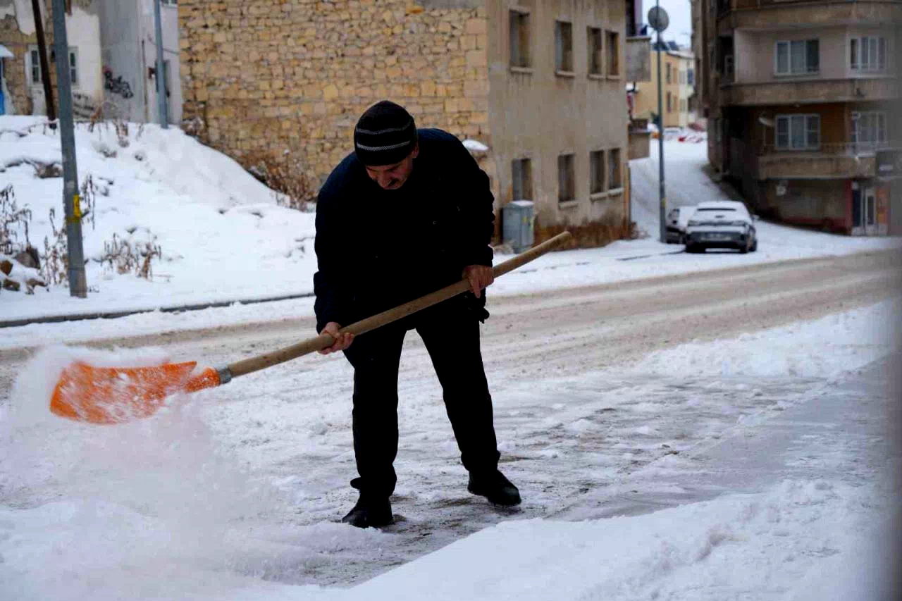 Bayburt’ta kar yağışı aralıklarla devam ediyor