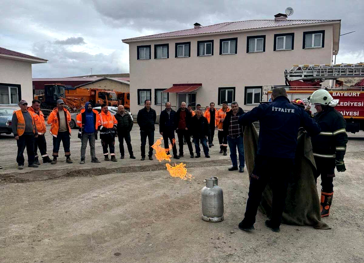 Bayburt’ta Karayolları personeli yangın eğitiminden geçti