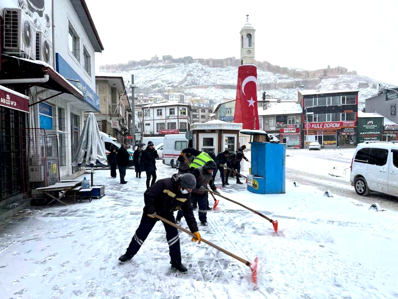 Bayburt’ta karla mücadele sürüyor