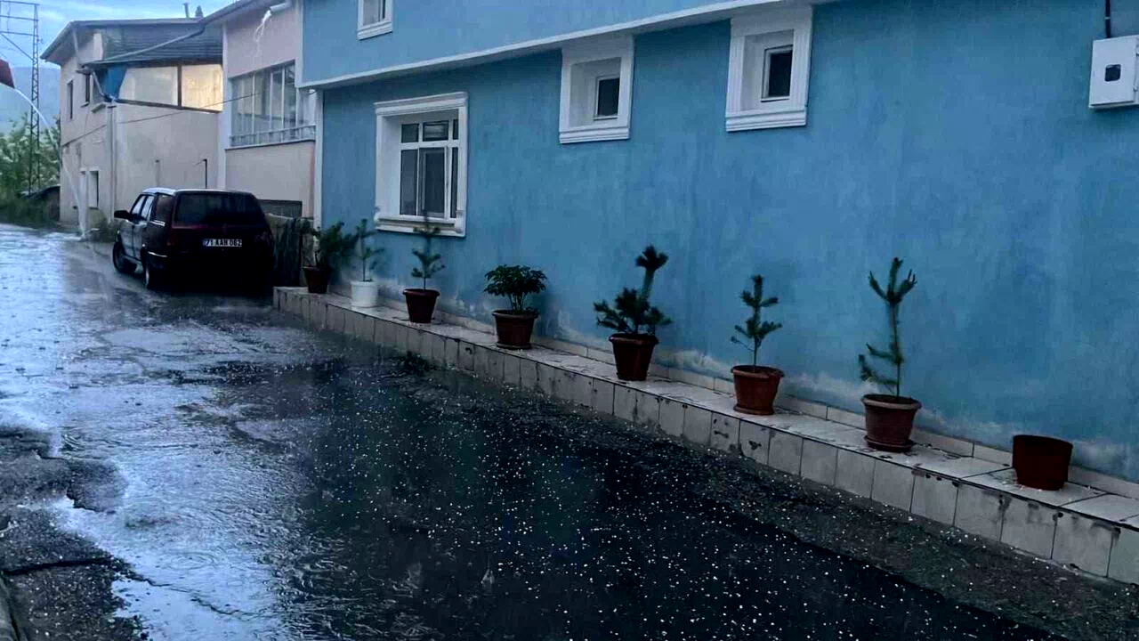 Bayburt’ta kısa süreli dolu etkili oldu