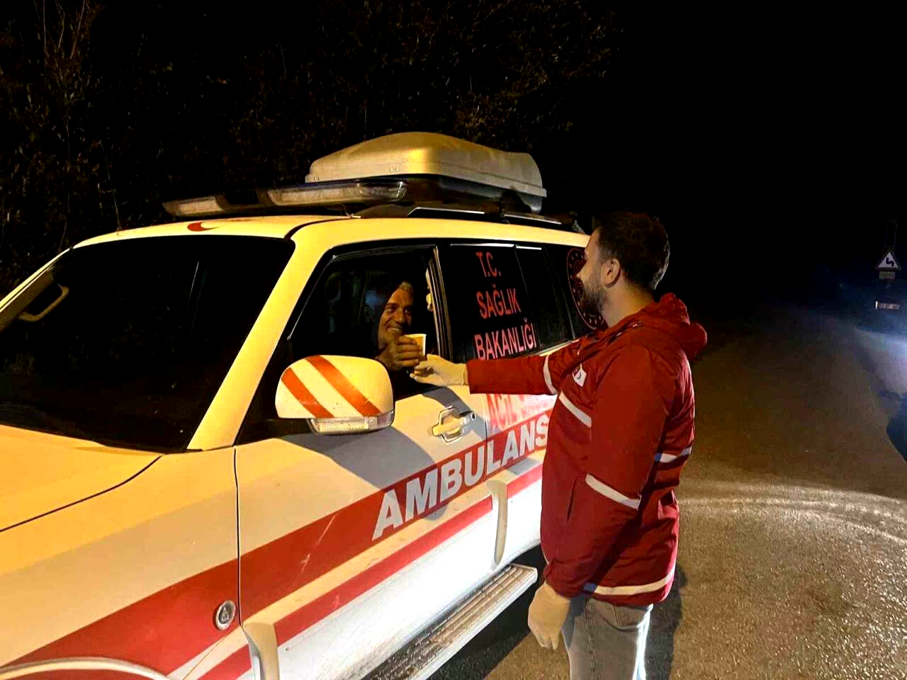 Bayburt’ta Kızılay gönüllüleri arama ekiplerine ikramlarla destek oldu