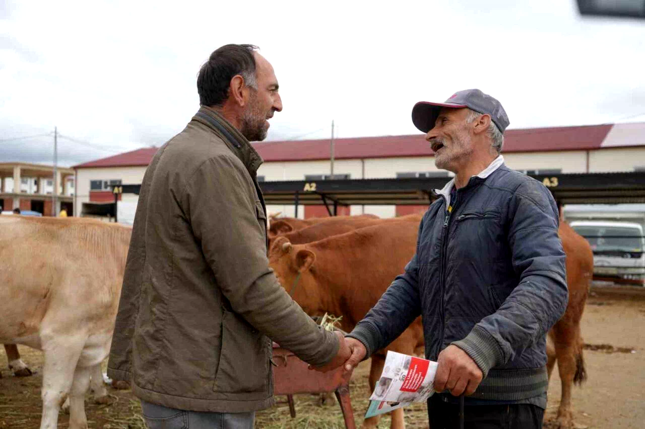 Bayburt’ta kurban pazarlığı renkli ve samimi görüntülere sahne oldu: Fiyatta orta yolu bulunca sarılıp kucaklaştılar