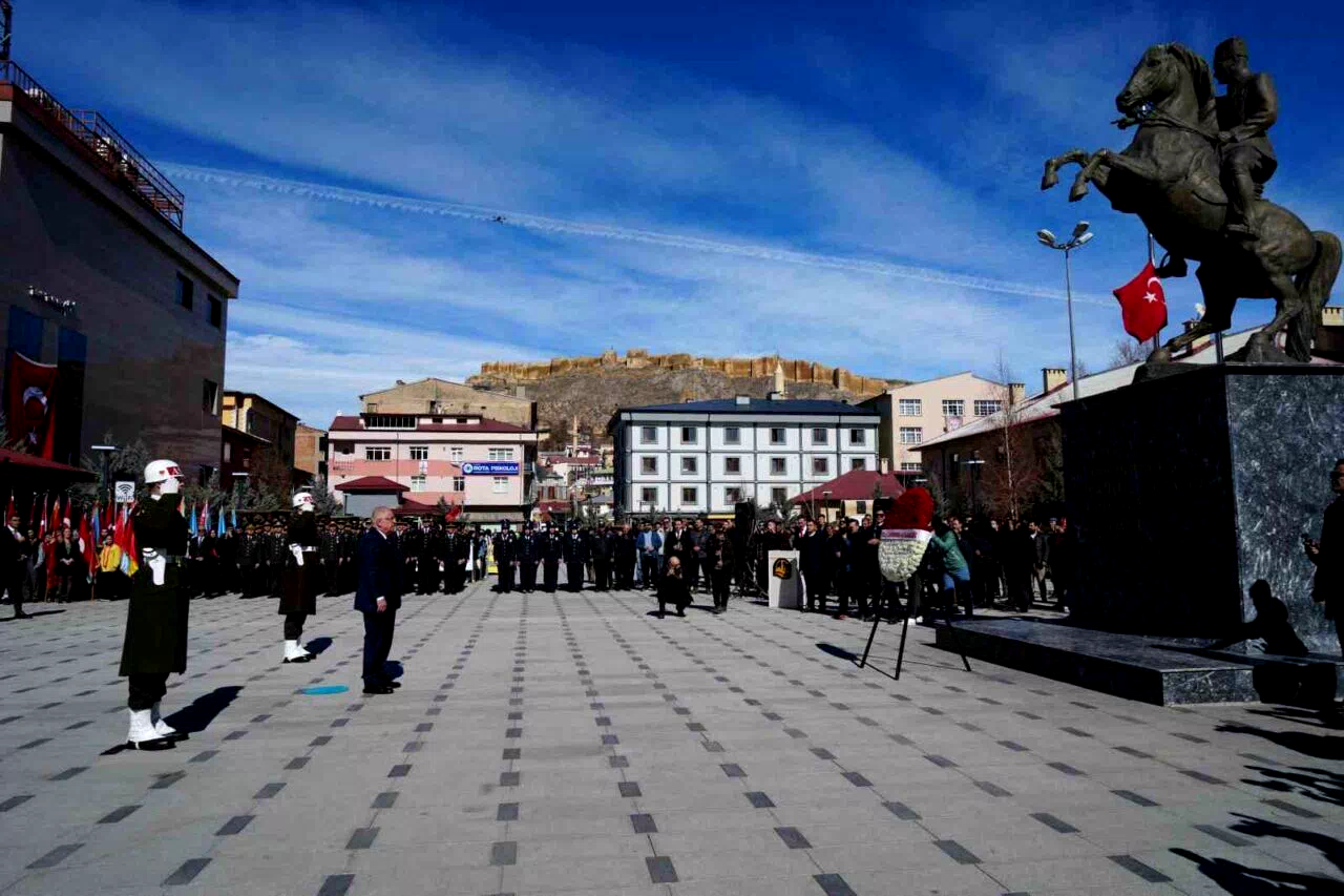 Bayburt’ta kurtuluş programı çelenk sunma töreniyle başladı