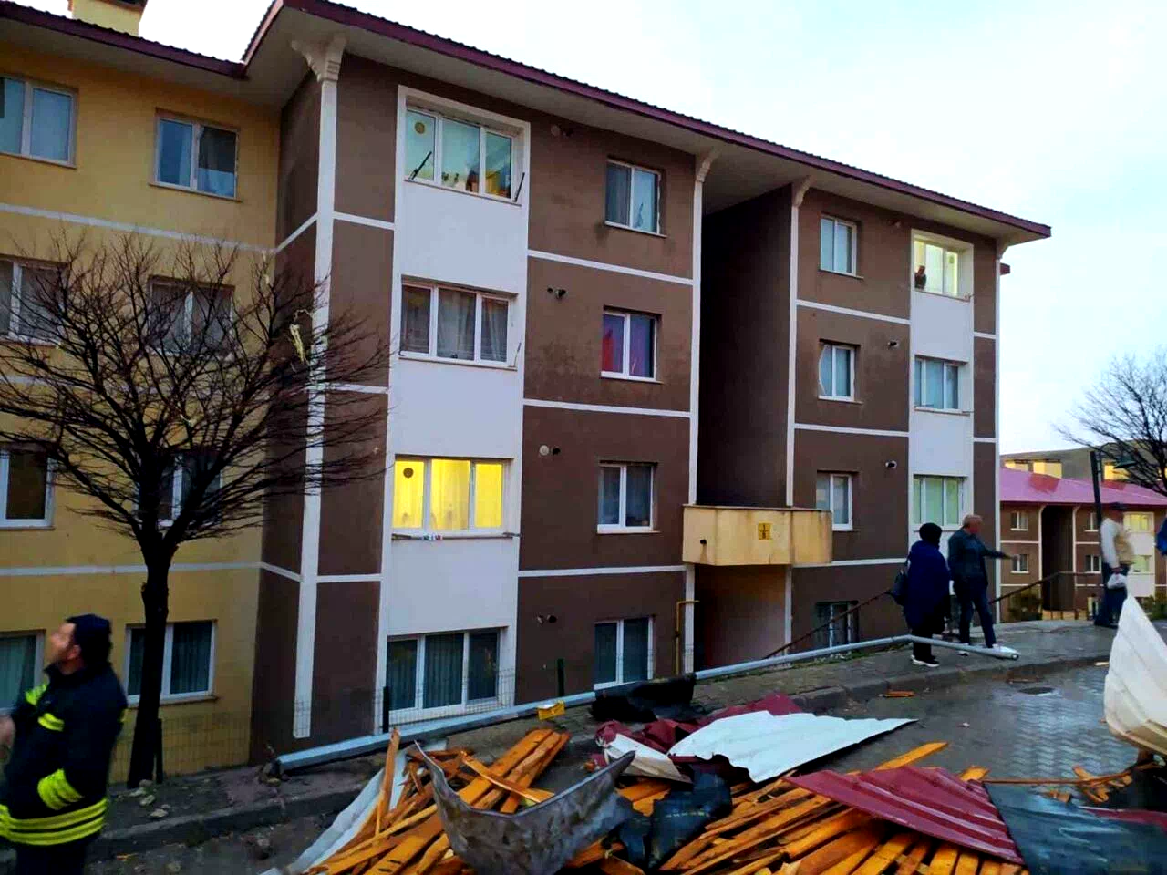 Bayburt’ta kuvvetli rüzgar evlerin çatılarını uçurdu