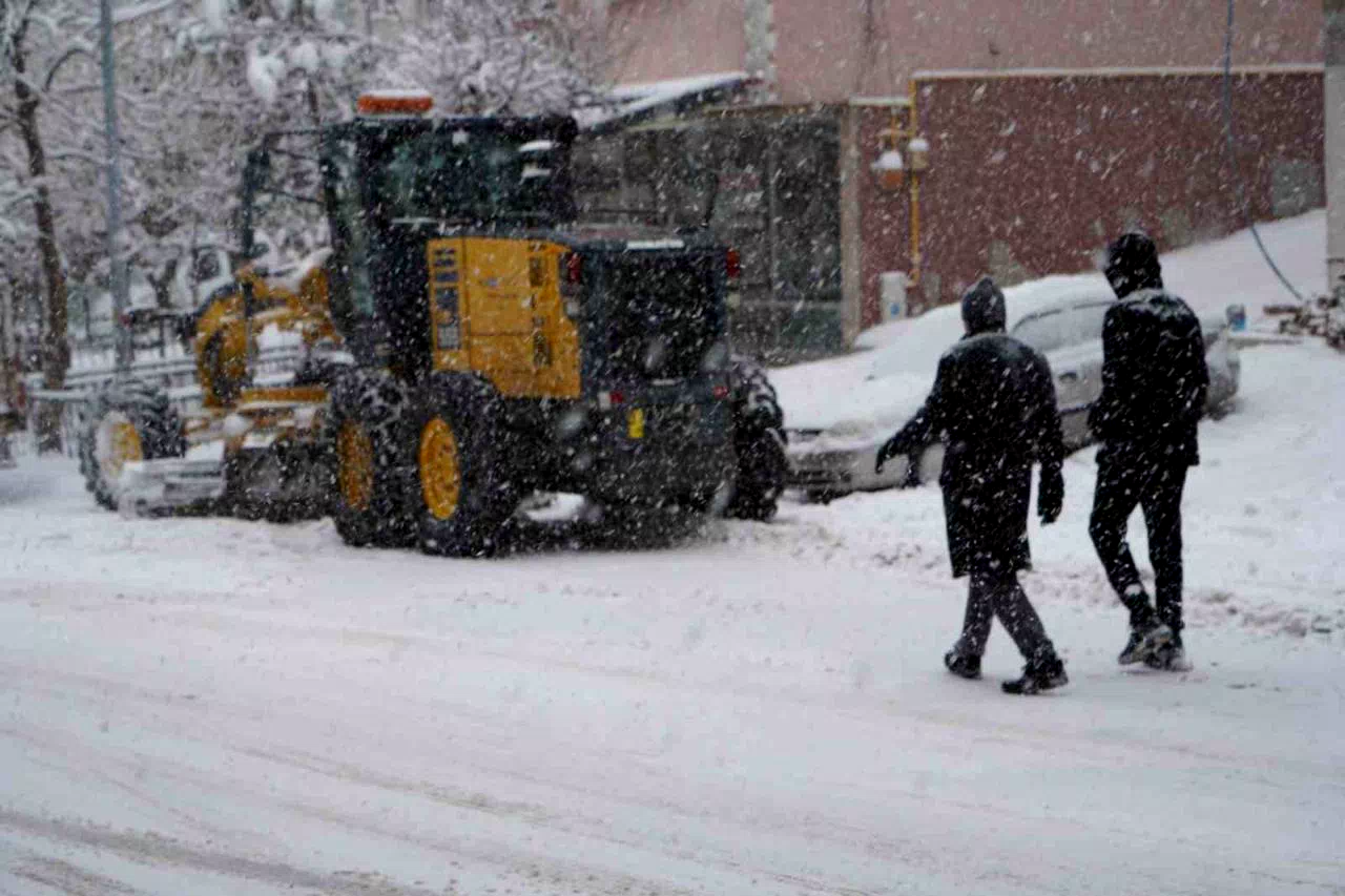 Bayburt’ta lapa lapa kar yağışı etkili oluyor