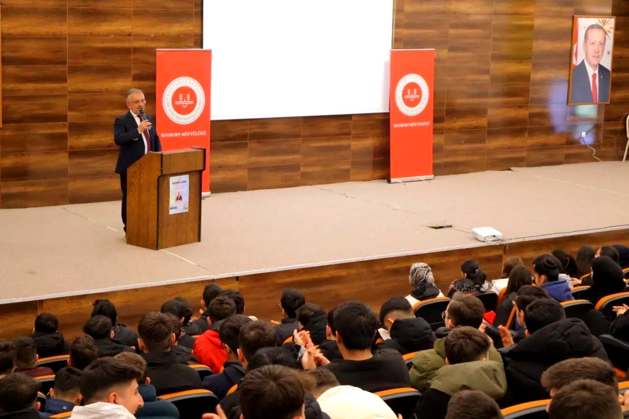 Bayburt’ta lise öğrencilerine ‘Gençlik ve Sorumluluk Bilinci’ konferansı verildi