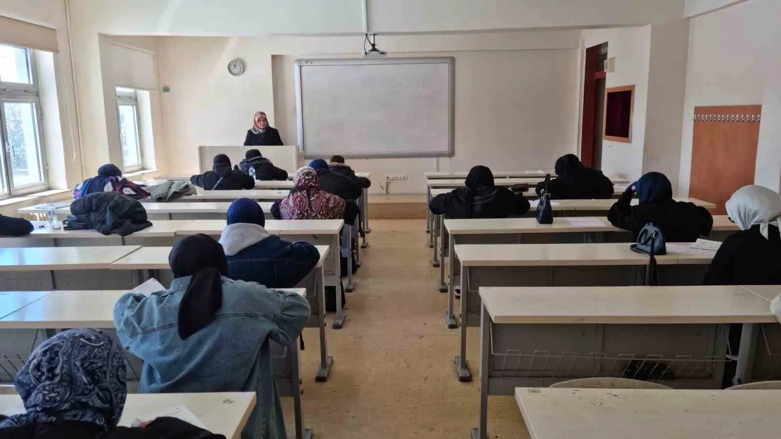 Bayburt’ta lise ve üniversite öğrencilerine yönelik umre ödüllü bilgi yarışması sınavı yapıldı