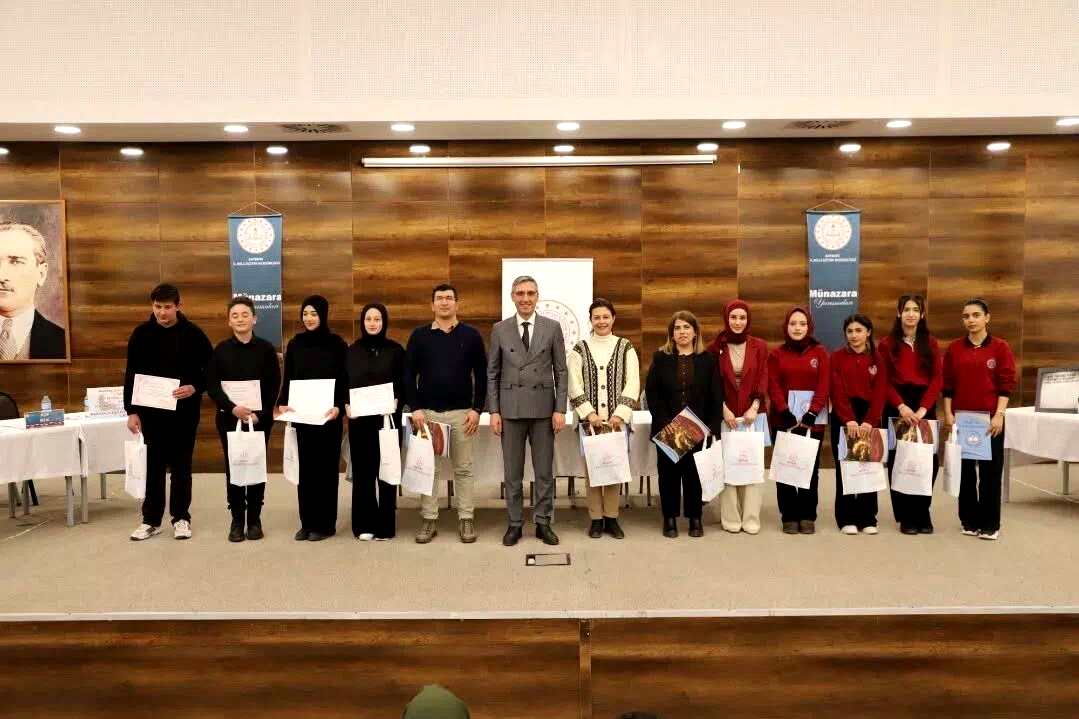 Bayburt’ta liseler arası “sosyal medya” münazarası