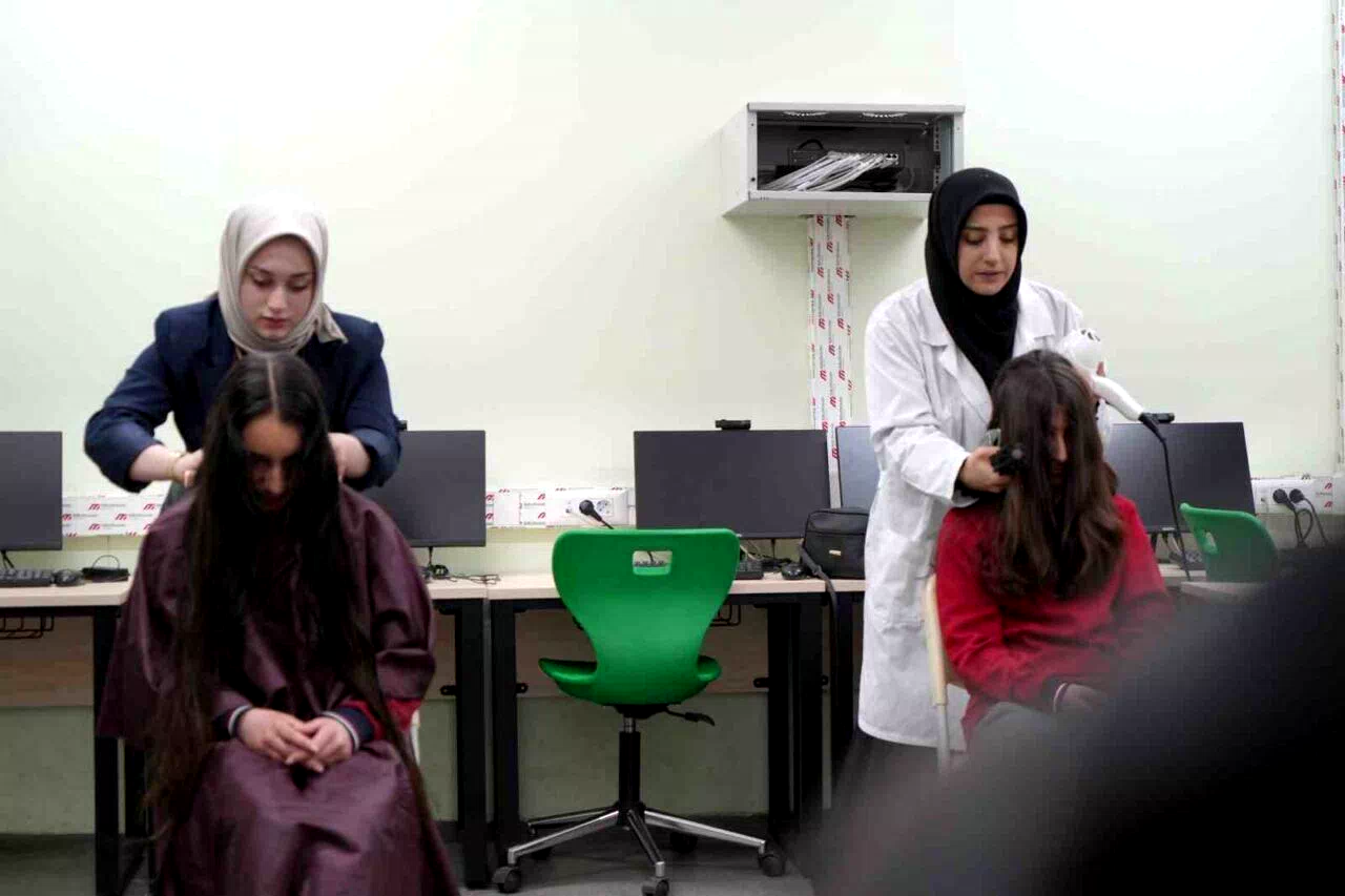 Bayburt’ta meslek öğrenen eller küçük öğrenciler için makas tuttu