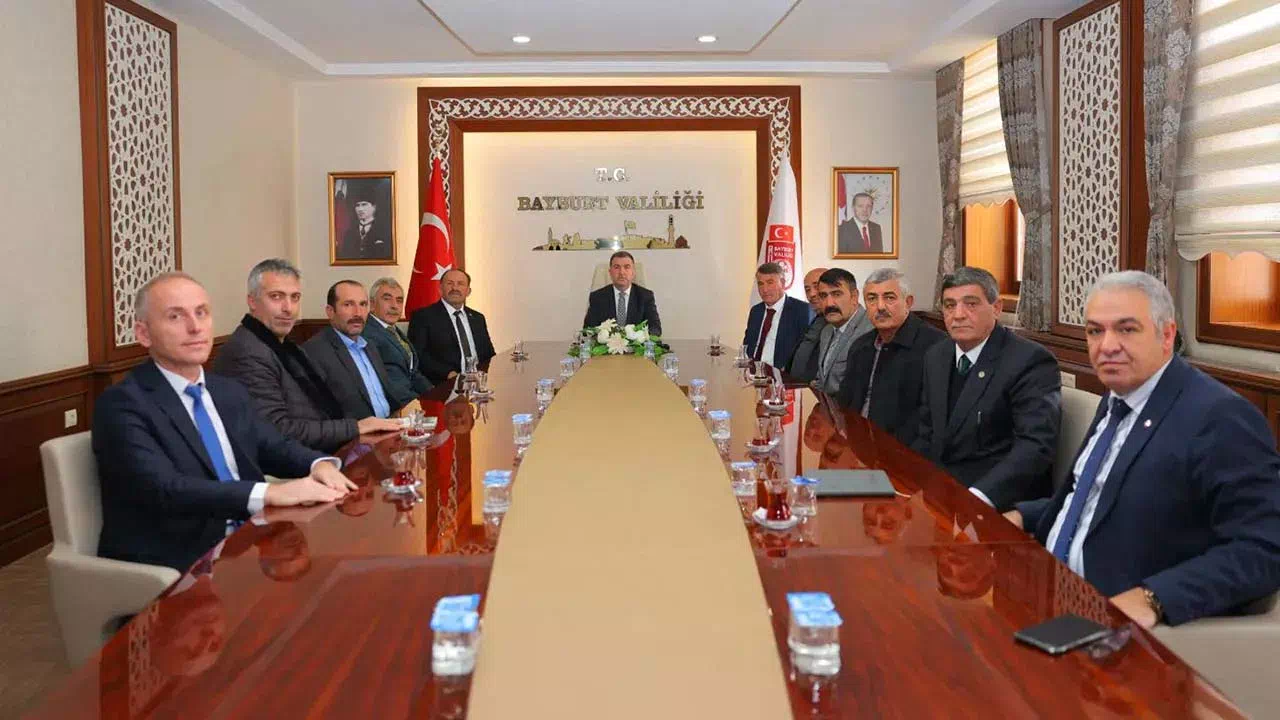 Bayburt’ta Muhtarlar, Vali Eldivan’ı Ziyaret Etti