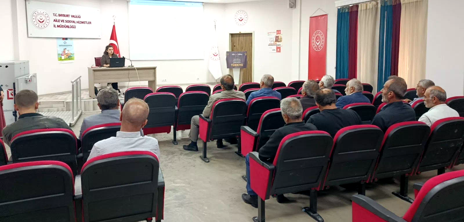 Bayburt’ta muhtarlara sosyal hizmetler anlatıldı