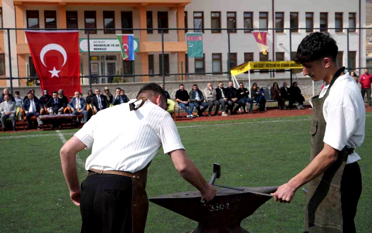 Bayburt’ta Nevruz coşkusu: Bayram ateşi yakıldı, örste demir dövüldü