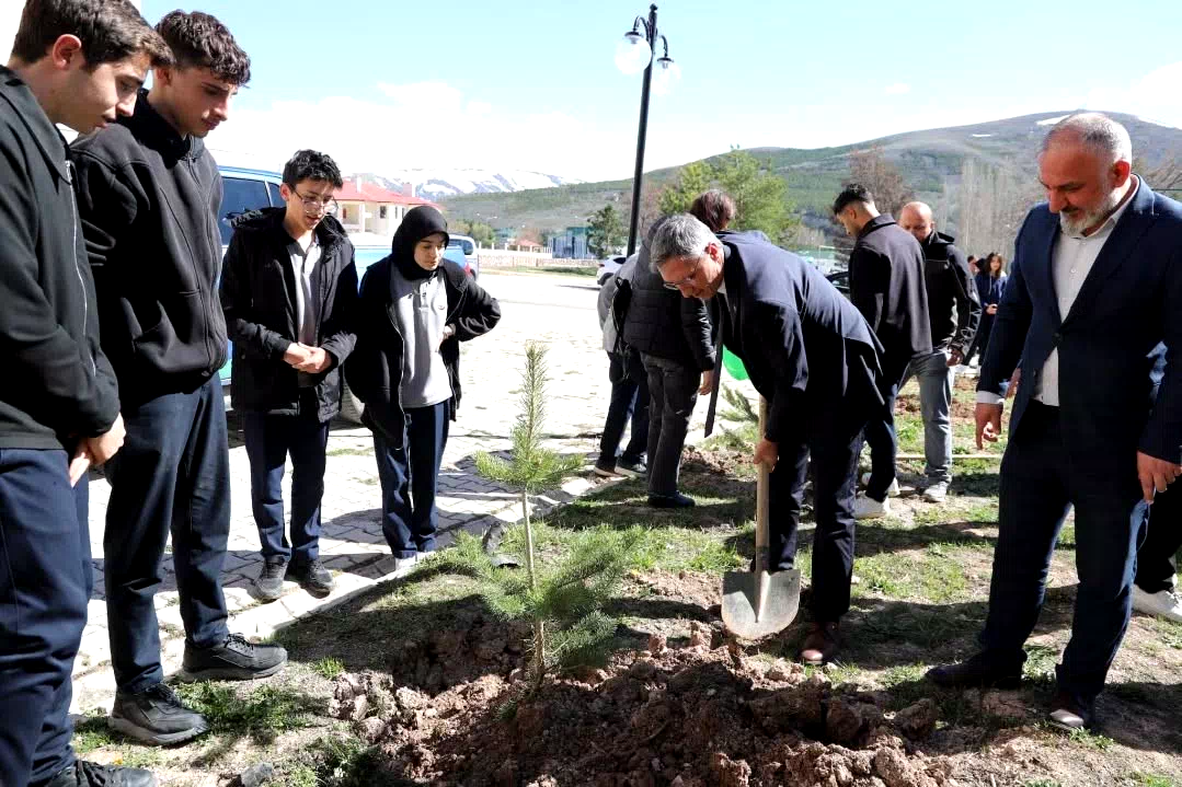 Bayburt’ta öğrenciler fidanları toprakla buluşturdu