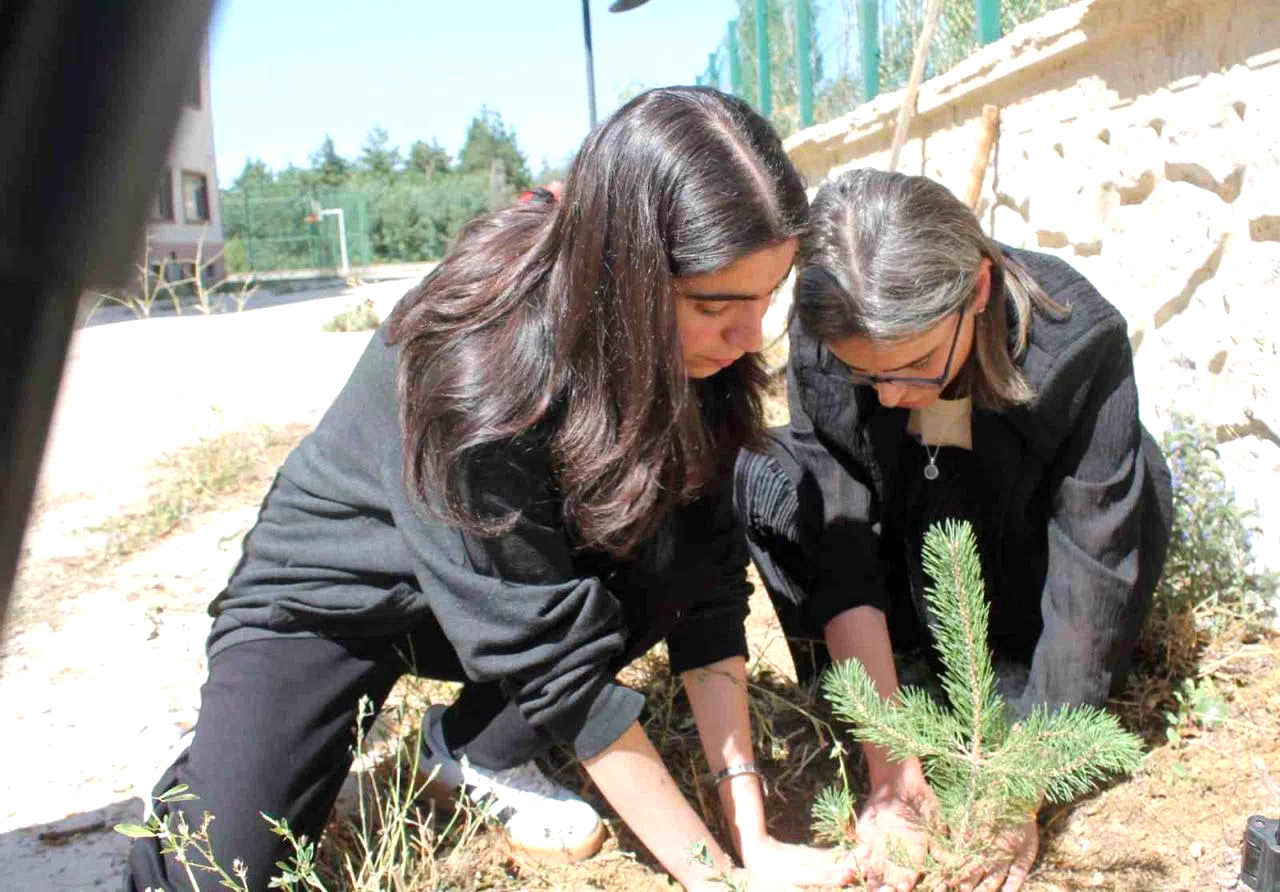 Bayburt’ta öğrenciler fidanları toprakla buluşturup ‘Yeşil Vatan’ için geleceğe nefes oldular