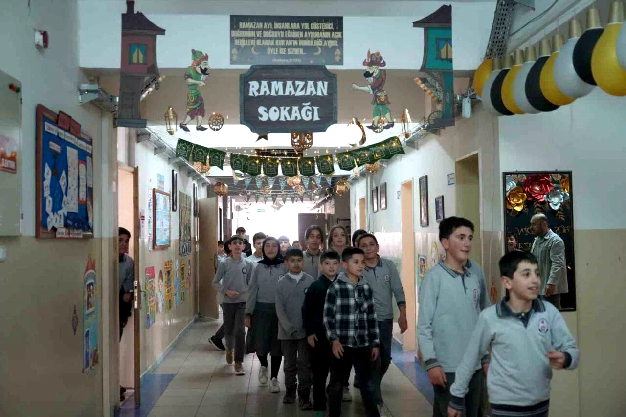 Bayburt’ta öğrenciler Ramazan ruhunu okula taşıdı: Koridorda ’Ramazan Sokağı’ oluşturuldu
