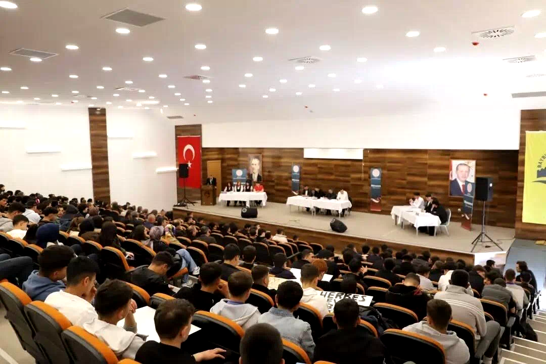 Bayburt’ta öğrenciler teknolojinin etkilerini münazarada tartıştı