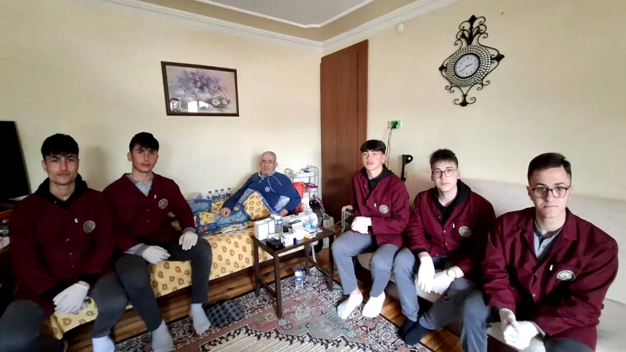 Bayburt’ta öğrenciler yaşlı vatandaşın ev işlerine destek oldu