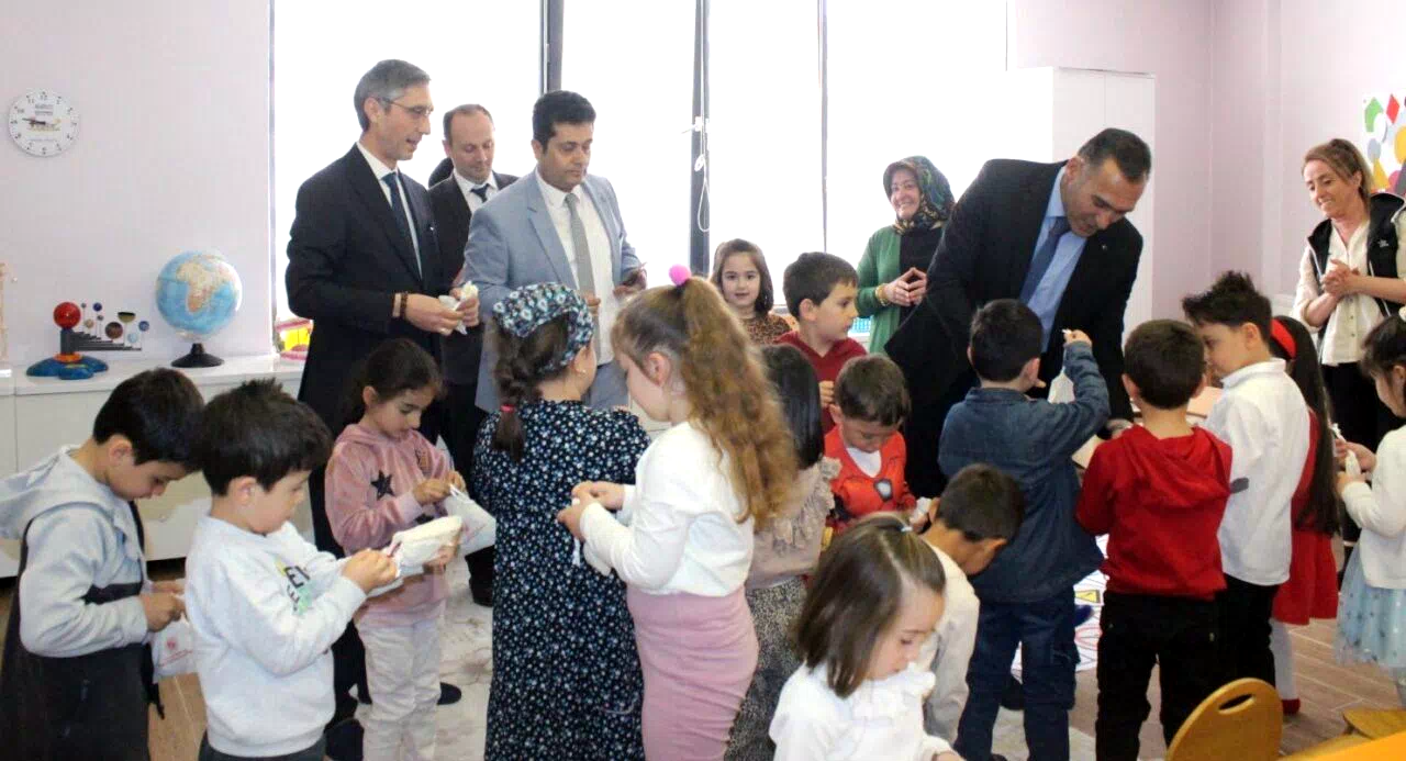 Bayburt’ta öğrencilere sağlık ve güvenlik oyun kutusu dağıtıldı