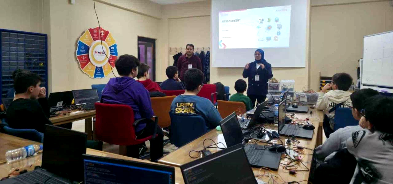 Bayburt’ta öğrencilere yapay zekanın işleyişi anlatılarak eğitim verildi