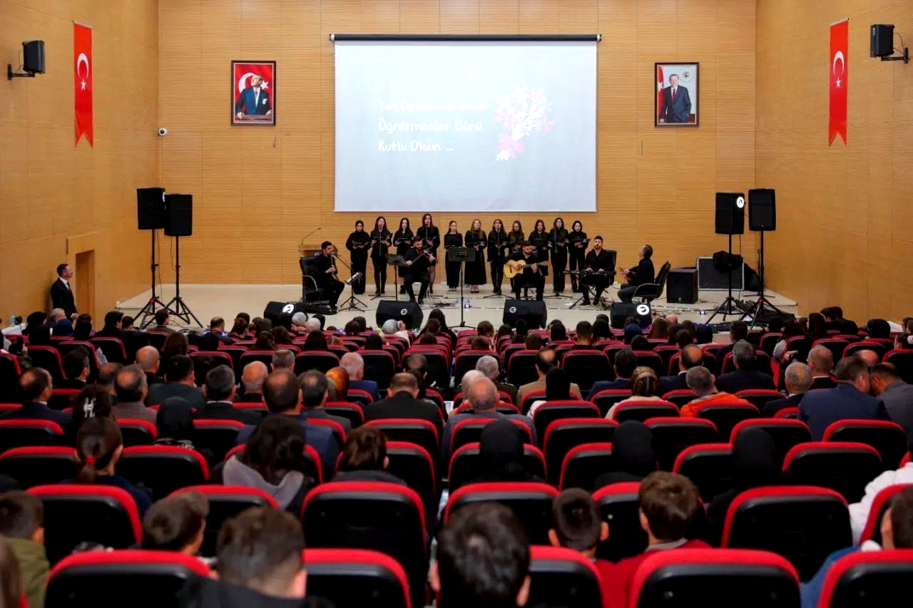 Bayburt’ta Öğretmenler Günü düzenlenen programla kutlandı
