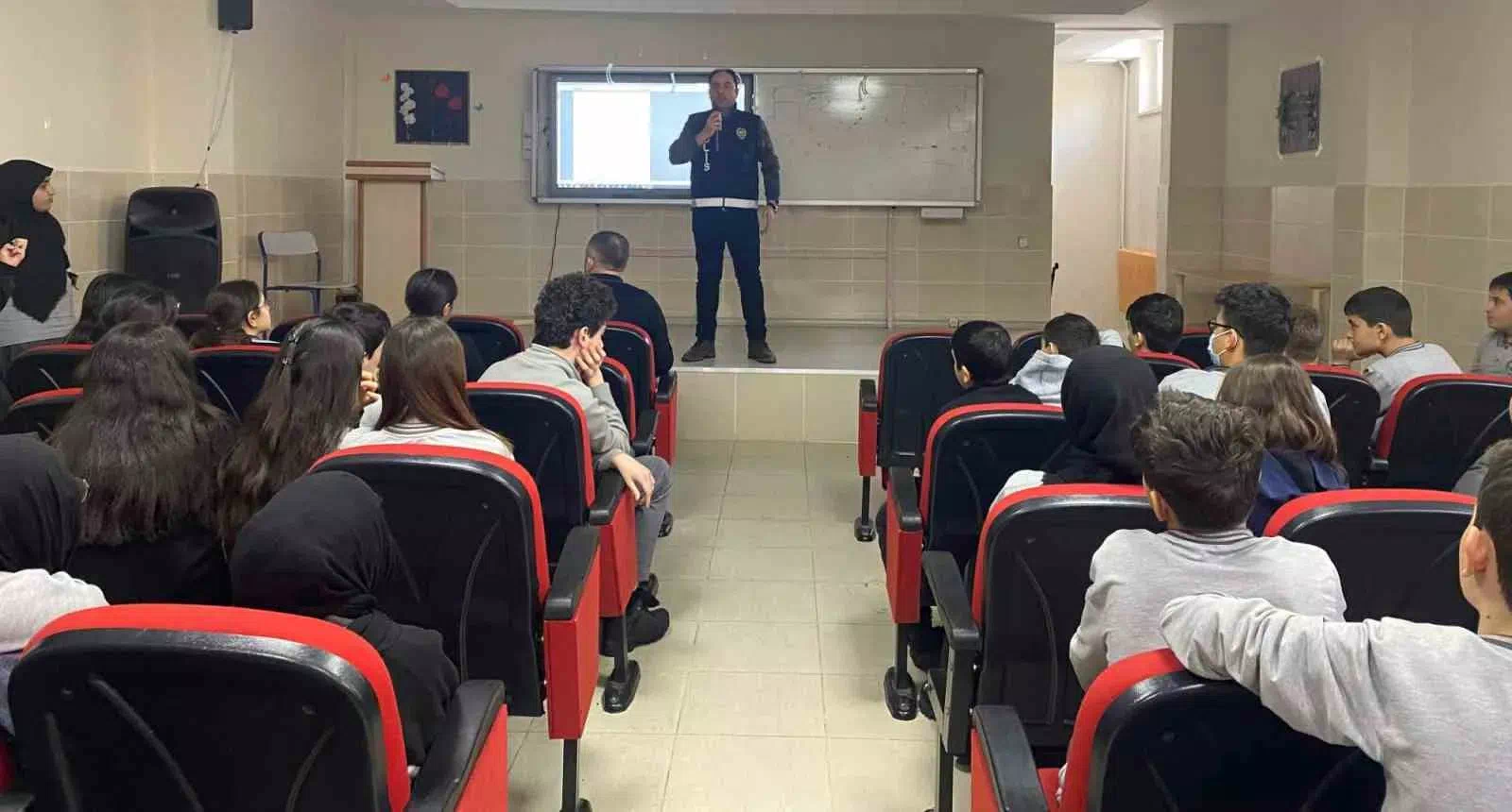 Bayburt’ta Okullarda Bilinçli İnternet Kullanımı ve Dolandırıcılık Konulu Eğitim Verildi.