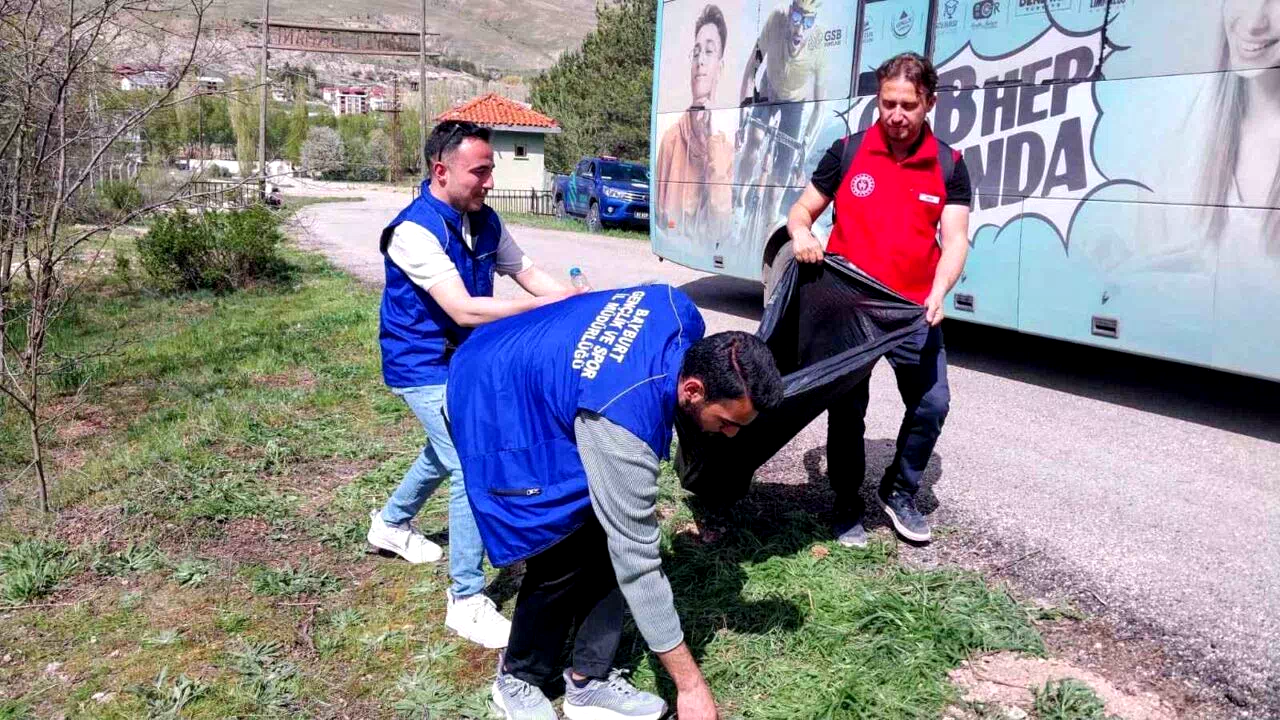 Bayburt’ta ‘Orman Benim’ kampanyasına destek amaçlı çevre temizliği yapıldı