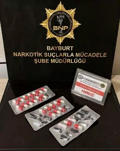 Bayburt’ta polisin operasyonu sonucu 43 adet sentetik ecza ele geçirildi, 2 şüpheli gözaltına alındı.