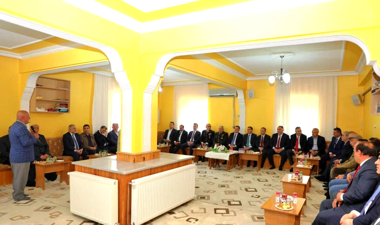 Bayburt’ta protokol üyeleri ve vatandaşlar bayramlaştı