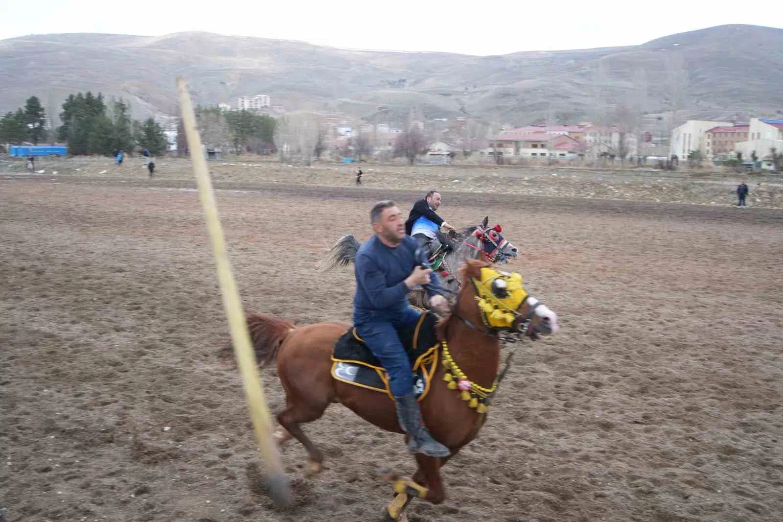 Bayburt’ta Ramazan Bayramı’nda renkli görüntüler eşliğinde cirit müsabakası düzenlendi.