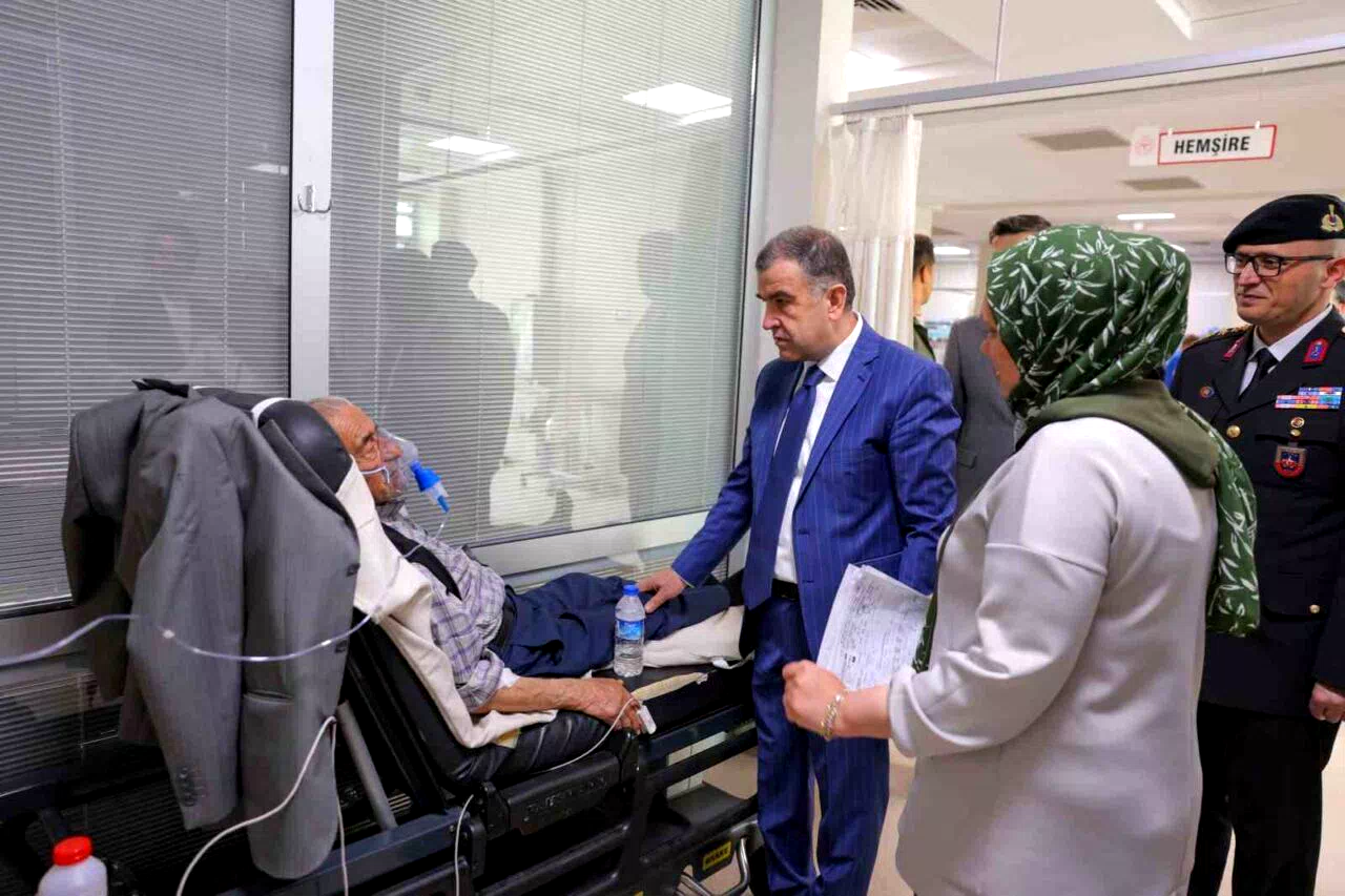 Bayburt’ta sağlık çalışanları ve hastalarla bayramlaşıldı