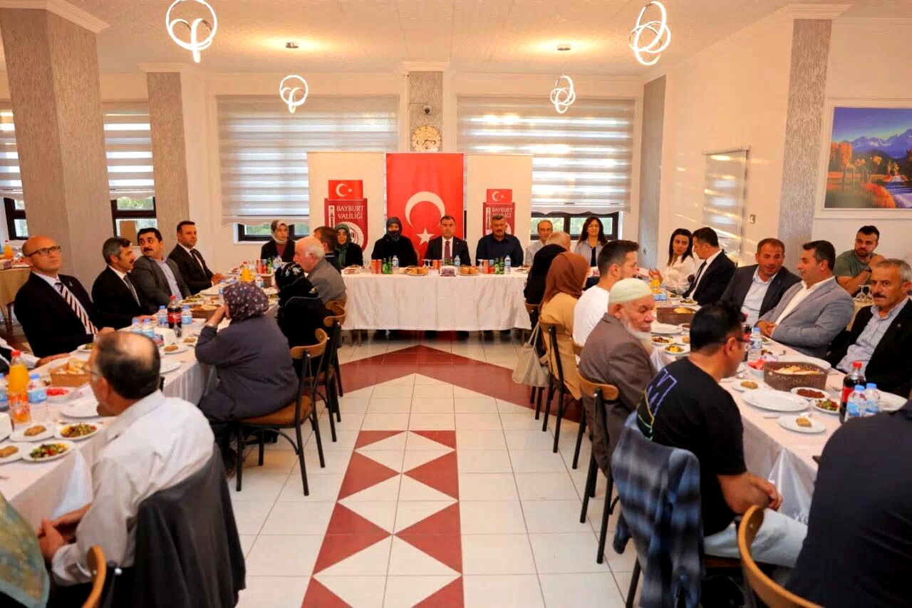 Bayburt’ta şehit aileleri ve gaziler onuruna yemek programı düzenlendi