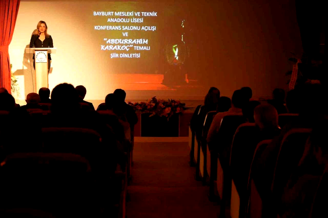 Bayburt’ta sıfır atıkla yapılan konferans salonu şiir programıyla hizmete açıldı