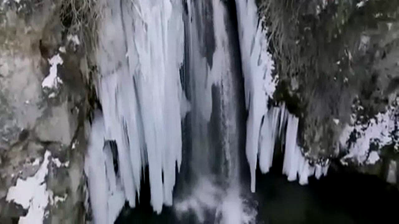 Bayburt’ta Sırakayalar şelalesi tamamen buzla kaplandı