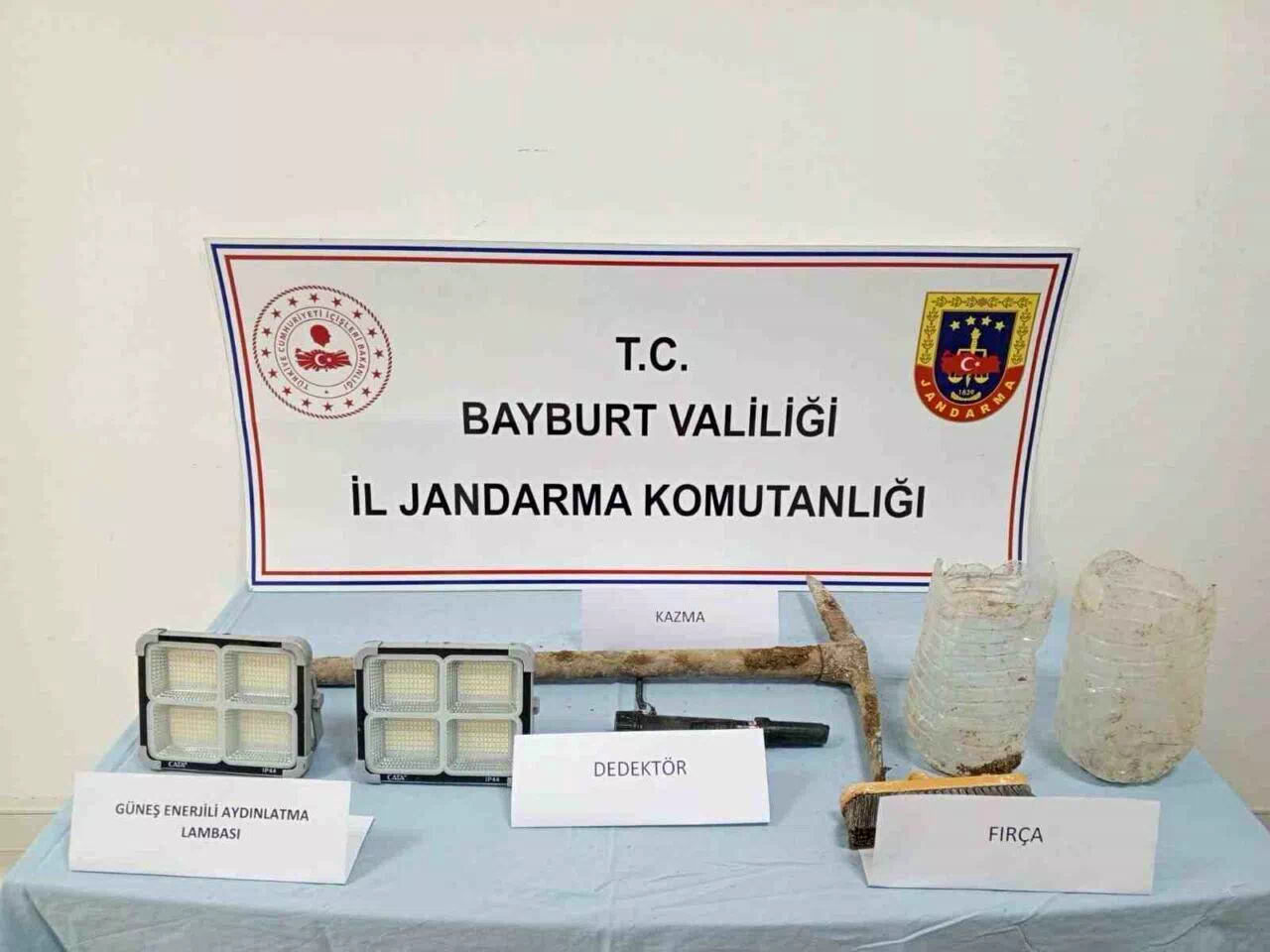 Bayburt’ta sit alanında izinsiz kazı yapan 4 şüpheli yakalandı
