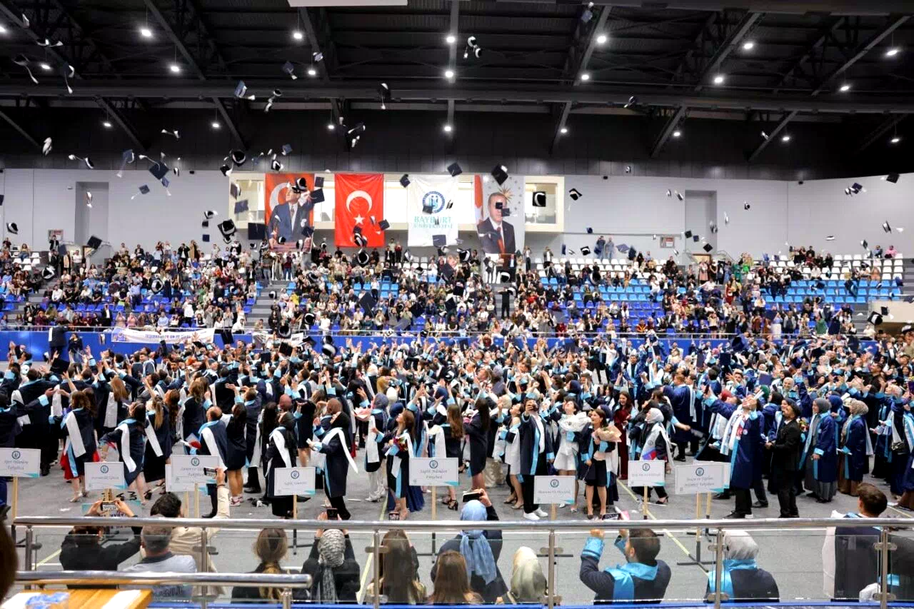 Bayburt’ta üniversite öğrencileri mezuniyet heyecanı yaşadı