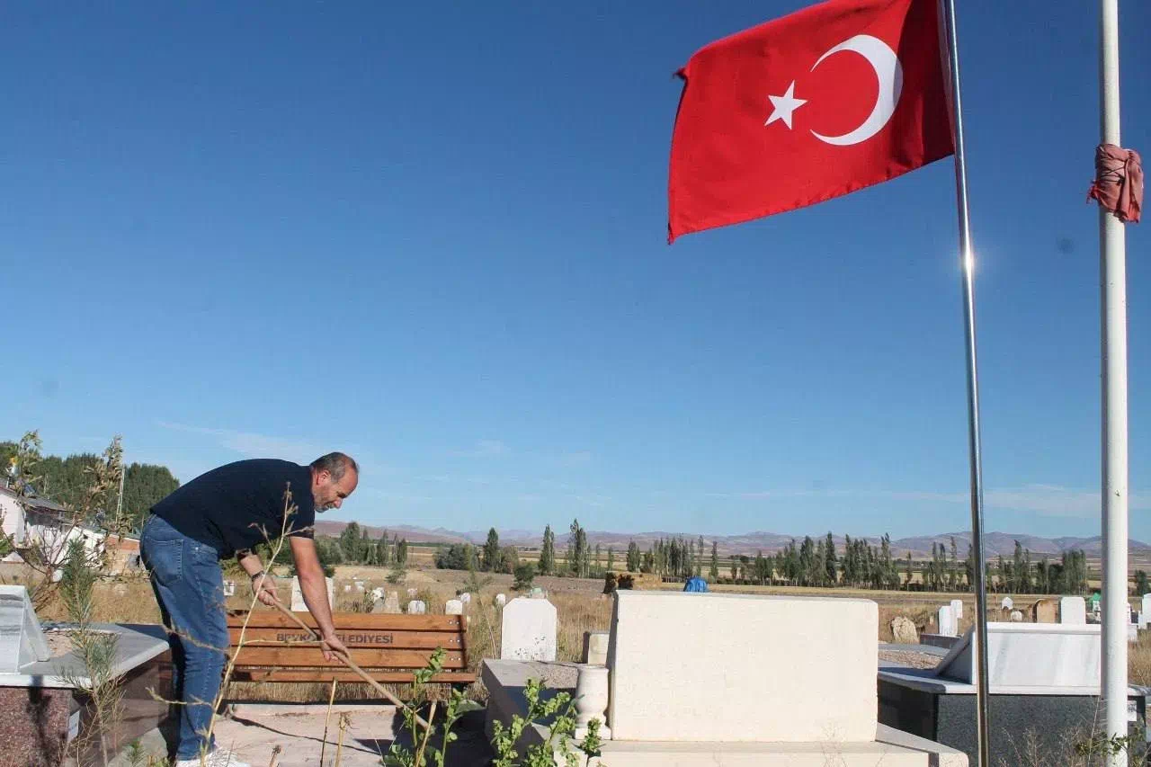 Bayburt’ta Vatandaşlar Arefe Günü Mezar Ziyaretlerini Gerçekleştirdi.