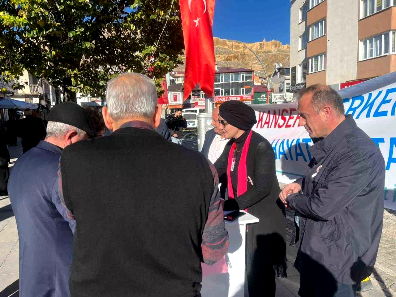 Bayburt’ta vatandaşlar ‘Erken Teşhis Hayat Kurtarır’ standında bilgilendiriliyor