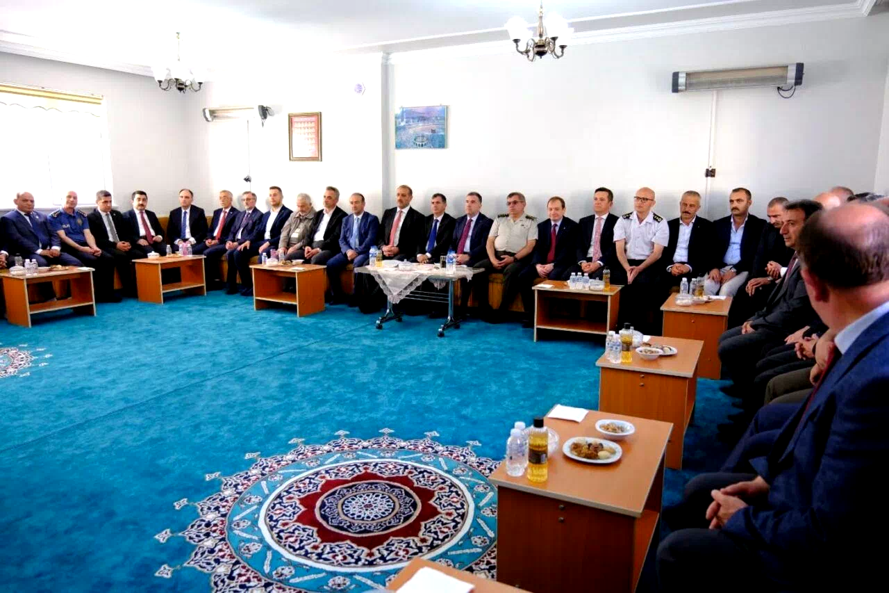 Bayburt’ta vatandaşlar ve protokol üyeleri geleneksel bayramlaşma programında bayramlaştı