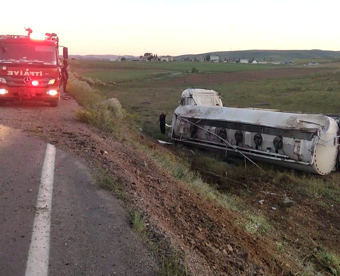Bayburt’ta yakıt yüklü tanker devrildi: 1 yaralı