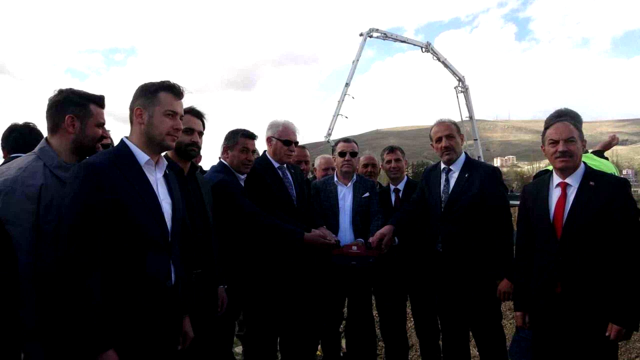 Bayburt’ta yeni atlı cirit sahasının temeli atılarak yapımına başlandı